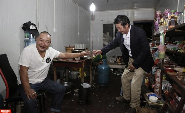 實(shí)拍農(nóng)民工集裝箱夫妻房，18平集裝箱能住5人，價(jià)格低心滿意足！